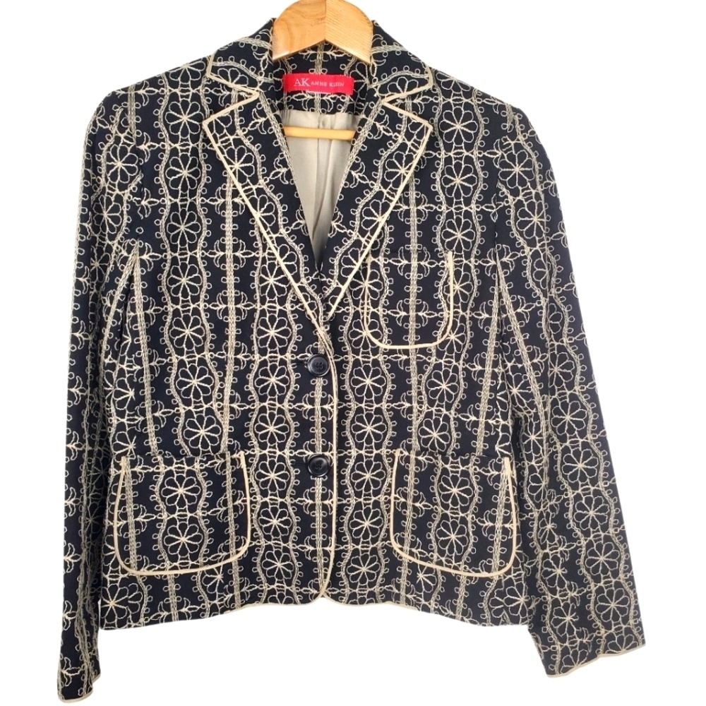 Anne Klein Black and White Embroidered Women's Jacket. SMALL. G0094